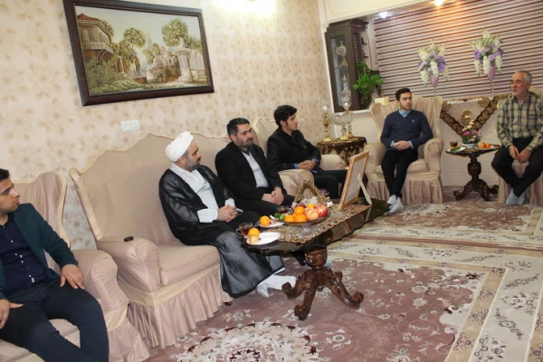 به مناسبت ایام اله دهه مبارک فجر انجام پذیرفت: حضور مسئولین ودانشجویان دانشگاه فرهنگیان استان قزوین درمنزل شهید مجیدقنبری 7