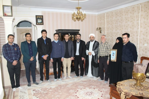 به مناسبت ایام اله دهه مبارک فجر انجام پذیرفت: حضور مسئولین ودانشجویان دانشگاه فرهنگیان استان قزوین درمنزل شهید مجیدقنبری 9