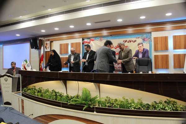 در اختتامیه دوره توان افزایی سرپرستان شبانه روزی جدید الانتصاب:

تجلیل از نفرات برگزیده در کسب نمره  برتر آزمون ورودی سرپرستان شبانه روزی 5