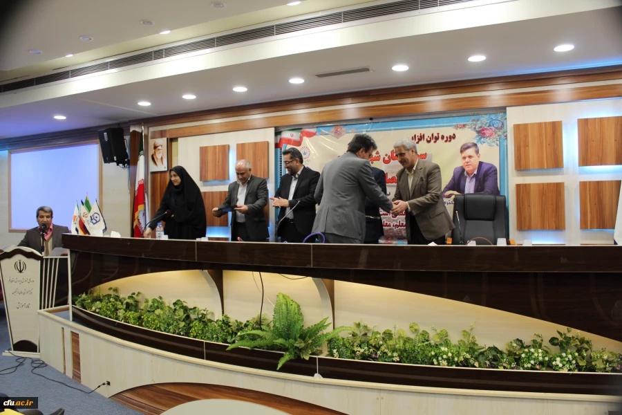 در اختتامیه دوره توان افزایی سرپرستان شبانه روزی جدید الانتصاب:

تجلیل از نفرات برگزیده در کسب نمره  برتر آزمون ورودی سرپرستان شبانه روزی 5