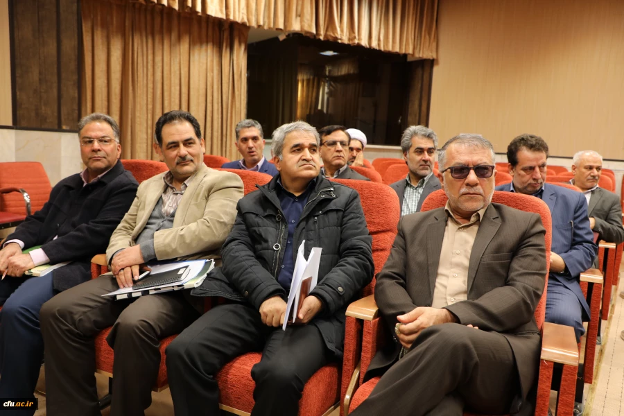 نشست صمیمی اساتید و اعضای هیات علمی با دکتر خنیفر و اعضای هیات رییسه 18