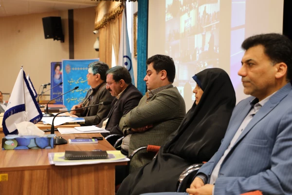 در نشست صمیمی اساتید و  اعضای هیئت علمی با رییس  و اعضای هیئت رئیسه  تاکید کرد:

لزوم بومی سازی آیین نامه و شیوه نامه ترفیع و تعیین تکلیف اساتید متناسب با ویژگی های خاص این دانشگاه 2