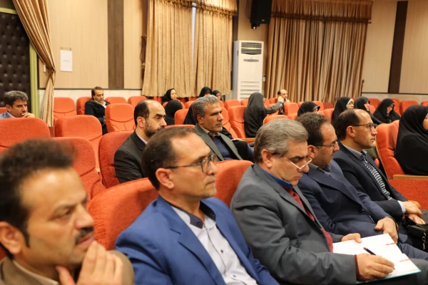 در نشست صمیمی اساتید و  اعضای هیئت علمی با رییس  و اعضای هیئت رئیسه  تاکید کرد:

لزوم بومی سازی آیین نامه و شیوه نامه ترفیع و تعیین تکلیف اساتید متناسب با ویژگی های خاص این دانشگاه 3