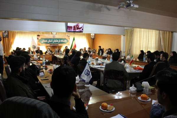 حجت الاسلام و المسلمین دادگر مسئول نهاد نمایندگی مقام معظم رهبری در دانشگاه فرهنگیان در جمع دانشجویان پردیس های همدان:

تردیدی نیست که دانشگاه فرهنگیان یا تربیت معلم مهمترین نهاد آموزشی درکشور است