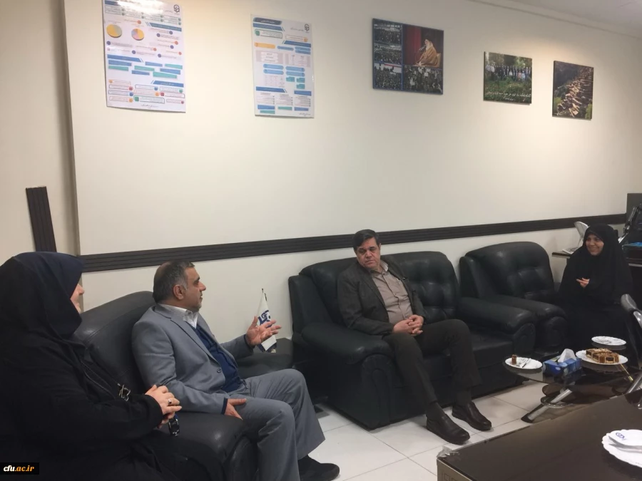 حضور دکتر خنیفر در محل کار همکاران حوزه معاونت دانشجویی به مناسب بزرگداشت مقام زن  2