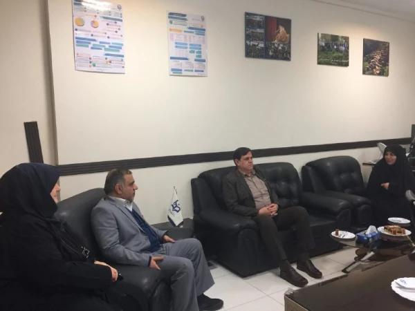 حضور دکتر خنیفر در محل کار همکاران حوزه معاونت دانشجویی به مناسب بزرگداشت مقام زن  3