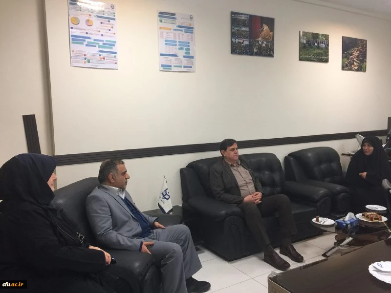 حضور دکتر خنیفر در محل کار همکاران حوزه معاونت دانشجویی به مناسب بزرگداشت مقام زن  3