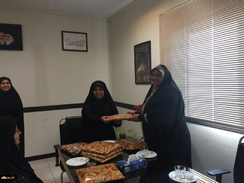 حضور دکتر خنیفر در محل کار همکاران حوزه معاونت دانشجویی به مناسب بزرگداشت مقام زن  4