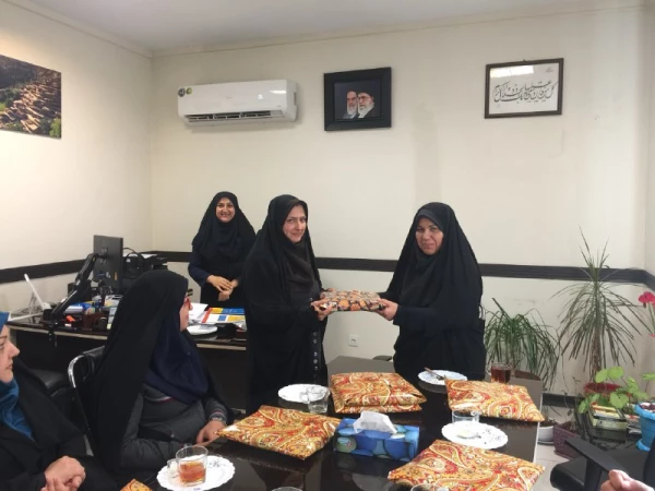 حضور دکتر خنیفر در محل کار همکاران حوزه معاونت دانشجویی به مناسب بزرگداشت مقام زن  5