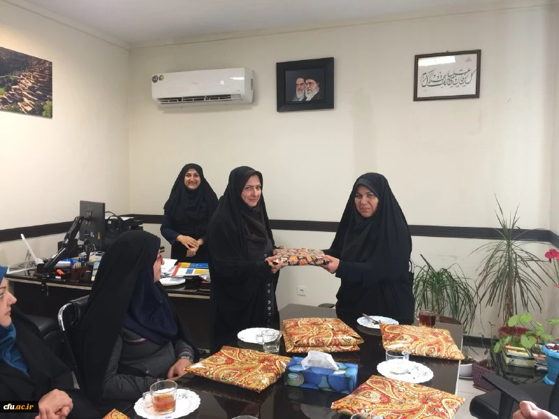 حضور دکتر خنیفر در محل کار همکاران حوزه معاونت دانشجویی به مناسب بزرگداشت مقام زن  5