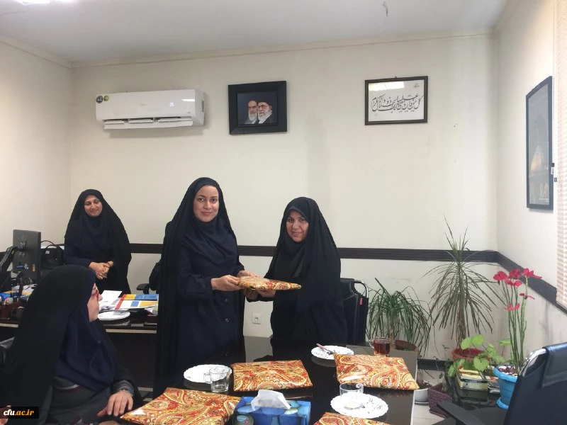 حضور دکتر خنیفر در محل کار همکاران حوزه معاونت دانشجویی به مناسب بزرگداشت مقام زن  6