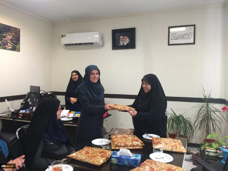 حضور دکتر خنیفر در محل کار همکاران حوزه معاونت دانشجویی به مناسب بزرگداشت مقام زن  8