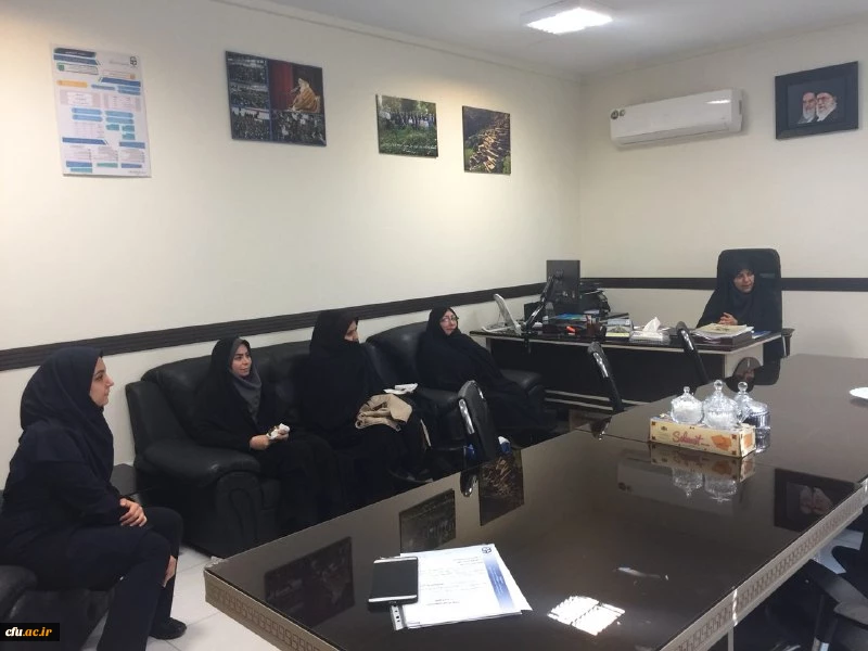 حضور دکتر خنیفر در محل کار همکاران حوزه معاونت دانشجویی به مناسب بزرگداشت مقام زن 2