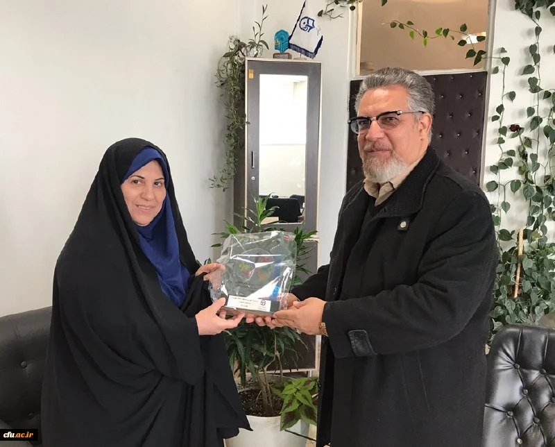 لوح تندیس به دانشجو معلمان برگزیده ورزش های همگانی اهداء شد 2