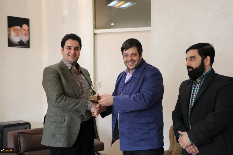 با حضور رییس فرهنگسرای خاتم(ص) و مدیرفرهنگی هنری منطقه 18

تندیس رویش های انقلاب به جوان ترین "استاد تمام" دانشگاه های ایران اهدا شد 2