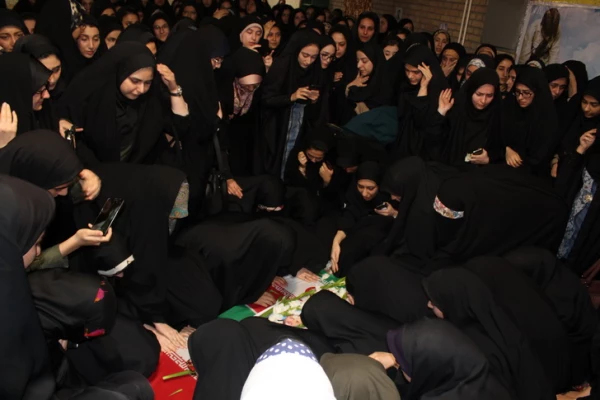 استقبال ووداع باشکوه وعاشقانه اساتید کارکنان ودانشجویان دانشگاه فرهنگیان استان قزوین با سردارشهید مدافع حرم حمیدمحمدرضایی 11