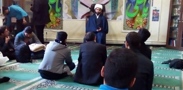 دکتر محمدی درمراسم بدرقه کاروان دانشجویان راهیان نور:سعی کنیدازمعنویات این اردوی معنوی روحیه بگیرید وآن رادرکلاسهای درس ودرجمع دانش آموزان اجرا کنید. 3