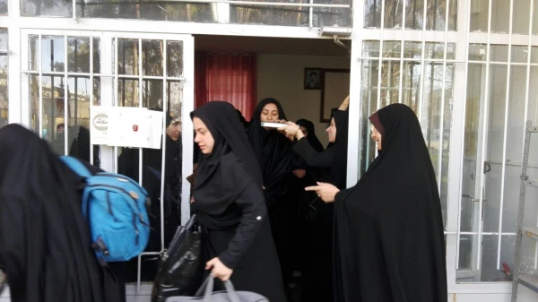 دکتر محمدی درمراسم بدرقه کاروان دانشجویان راهیان نور:سعی کنیدازمعنویات این اردوی معنوی روحیه بگیرید وآن رادرکلاسهای درس ودرجمع دانش آموزان اجرا کنید. 4