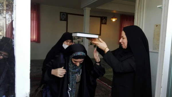 دکتر محمدی درمراسم بدرقه کاروان دانشجویان راهیان نور:سعی کنیدازمعنویات این اردوی معنوی روحیه بگیرید وآن رادرکلاسهای درس ودرجمع دانش آموزان اجرا کنید. 5