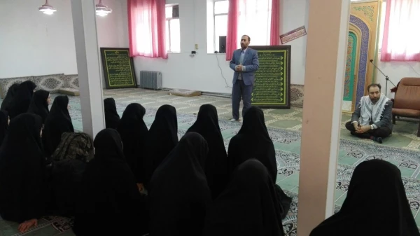 دکتر محمدی درمراسم بدرقه کاروان دانشجویان راهیان نور:سعی کنیدازمعنویات این اردوی معنوی روحیه بگیرید وآن رادرکلاسهای درس ودرجمع دانش آموزان اجرا کنید. 6