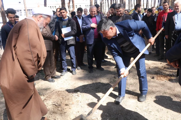 با حضور سرپرست دانشگاه فرهنگیان استان اصفهان به مناسبت روز درختکاری برگزار گردید:

نشست علمی با موضوع دانشگاه سبز و کاشت نهال