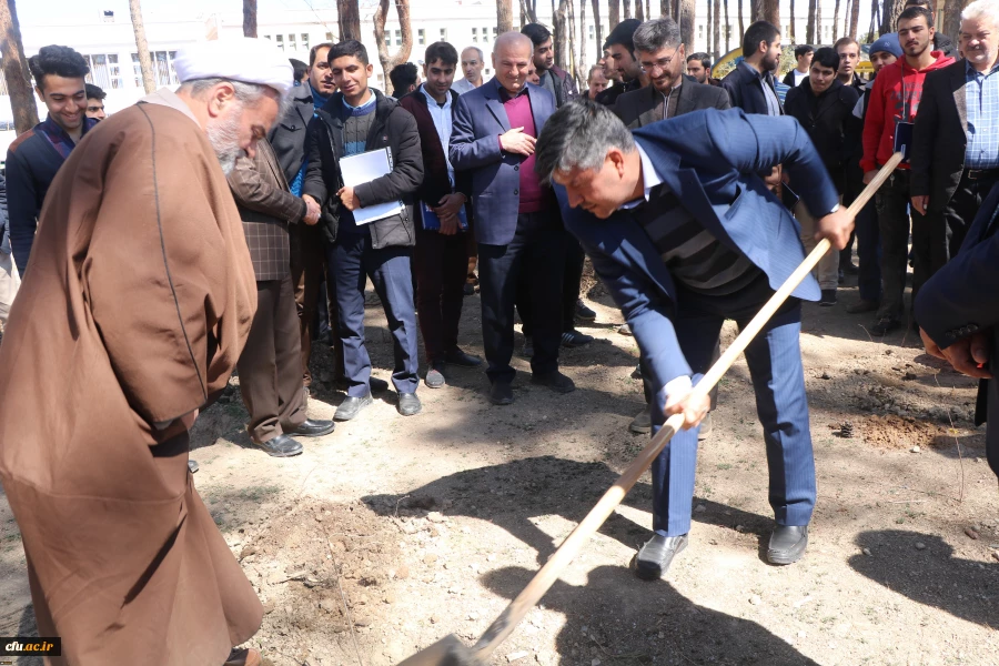 با حضور سرپرست دانشگاه فرهنگیان استان اصفهان به مناسبت روز درختکاری برگزار گردید:

نشست علمی با موضوع دانشگاه سبز و کاشت نهال