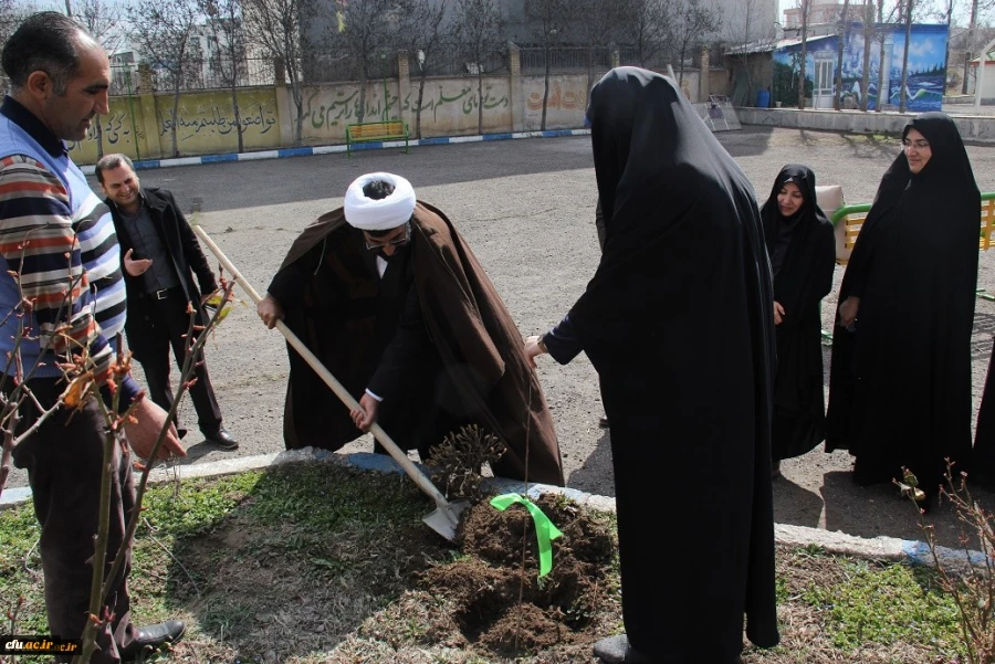 به مناسبت فرا رسیدن روز درختکاری انجام شد:

غرس چندین اصله نهال در پردیس های دانشگاه فرهنگیان اردبیل  2