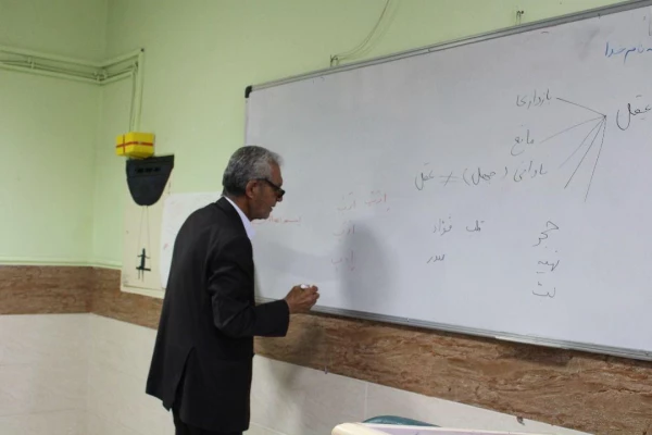 دیدار جمعی از دانشجویان دانشگاه فرهنگیان استان بوشهر با استاد هاشمی زاده رئیس سابق تربیت معلم خورموج 8