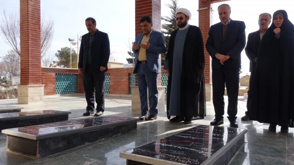 با حضور در یادمان شهدای گمنام سنندج؛

ادای احترام دکتر علی محمدی به شهدای گمنام سنندج 5