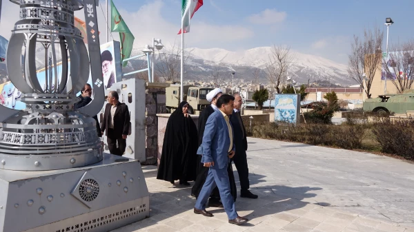 با حضور در یادمان شهدای گمنام سنندج؛

ادای احترام دکتر علی محمدی به شهدای گمنام سنندج 3