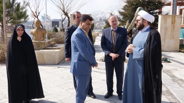 با حضور در یادمان شهدای گمنام سنندج؛

ادای احترام دکتر علی محمدی به شهدای گمنام سنندج 7