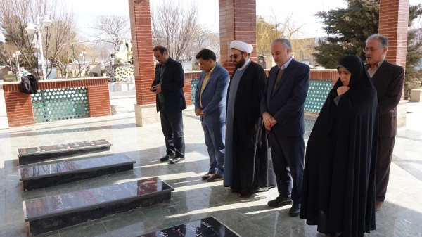 با حضور در یادمان شهدای گمنام سنندج؛

ادای احترام دکتر علی محمدی به شهدای گمنام سنندج 4