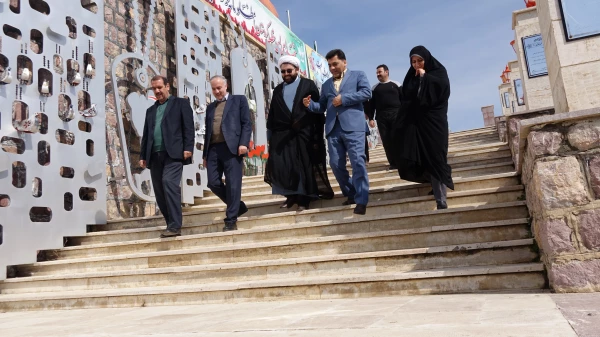 با حضور در یادمان شهدای گمنام سنندج؛

ادای احترام دکتر علی محمدی به شهدای گمنام سنندج 9