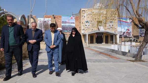 با حضور در یادمان شهدای گمنام سنندج؛

ادای احترام دکتر علی محمدی به شهدای گمنام سنندج 8