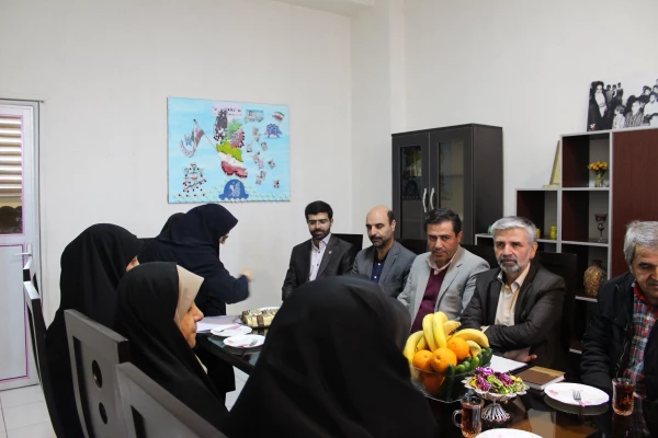 حضور جمعی از مدیران دانشگاه و آموزش وپرورش در مدرسه ابتدایی شاهد فجر منطقه سه تهران