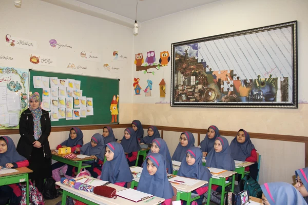 حضور جمعی از مدیران دانشگاه و آموزش وپرورش در مدرسه ابتدایی شاهد فجر منطقه سه تهران