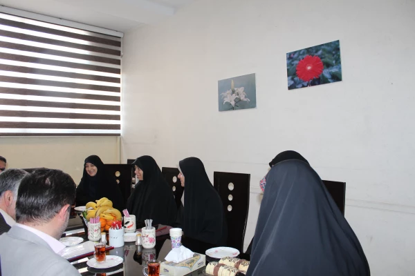 حضور جمعی از مدیران دانشگاه و آموزش وپرورش در مدرسه ابتدایی شاهد فجر منطقه سه تهران