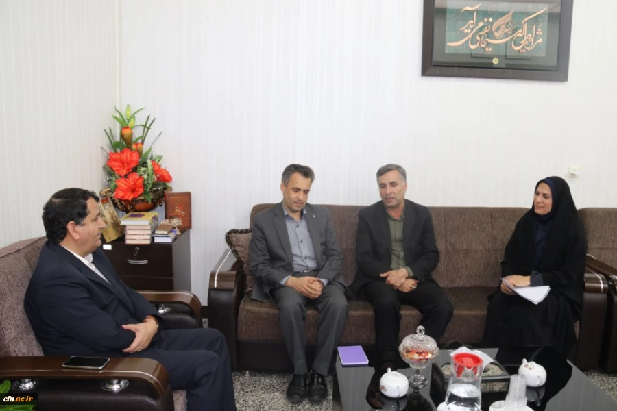 در دیدار مسئولین دانشگاه فرهنگیان استان با معاون سیاسی امنیتی استانداری یزد مطرح شد:

اعلام حمایت معاون سیاسی امنیتی استانداری یزد از رسالت های دانشگاه فرهنگیان 2