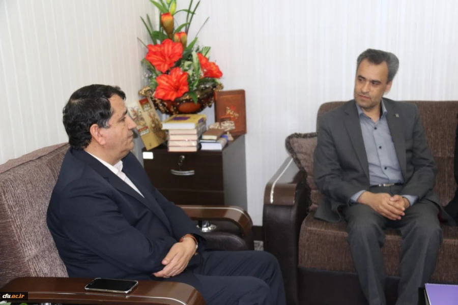 در دیدار مسئولین دانشگاه فرهنگیان استان با معاون سیاسی امنیتی استانداری یزد مطرح شد:

اعلام حمایت معاون سیاسی امنیتی استانداری یزد از رسالت های دانشگاه فرهنگیان 3