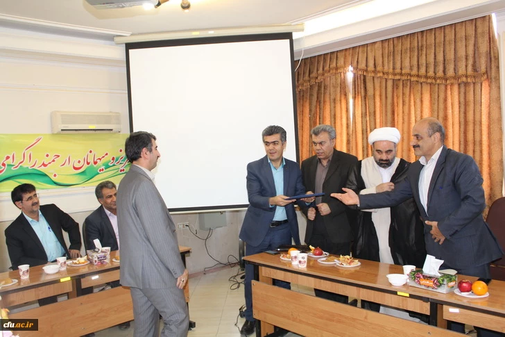 برگزاری جلسه شورای اداری دانشگاه فرهنگیان قزوین وتجلیل ازسه همکاربازنشسته درپایان اسفندماه جاری 8