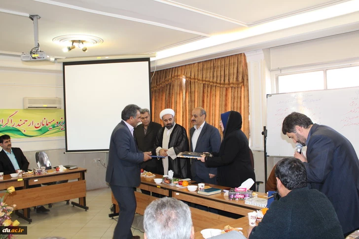 برگزاری جلسه شورای اداری دانشگاه فرهنگیان قزوین وتجلیل ازسه همکاربازنشسته درپایان اسفندماه جاری 9