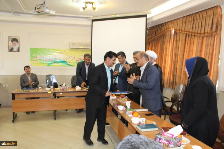 برگزاری جلسه شورای اداری دانشگاه فرهنگیان قزوین وتجلیل ازسه همکاربازنشسته درپایان اسفندماه جاری 11