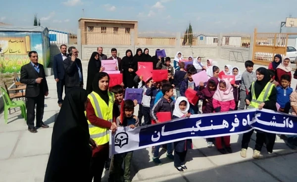 کمک های جمع آوری شده دانشجویان دانشگاه فرهنگیان کرمانشاه به دست جمعی از مردم زلزله زده شهرستان سرپل ذهاب رسید. 2