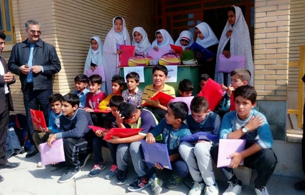 کمک های جمع آوری شده دانشجویان دانشگاه فرهنگیان کرمانشاه به دست جمعی از مردم زلزله زده شهرستان سرپل ذهاب رسید. 3