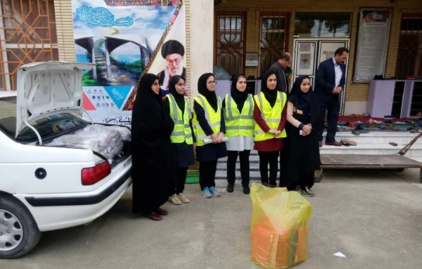 کمک های جمع آوری شده دانشجویان دانشگاه فرهنگیان کرمانشاه به دست جمعی از مردم زلزله زده شهرستان سرپل ذهاب رسید. 5