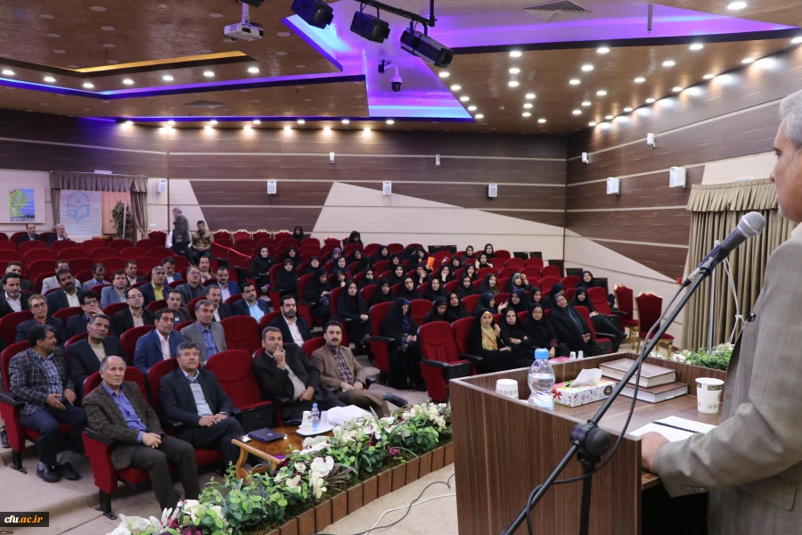 مدیر کل دانشجویی در اولین همایش تجلیل از سرپرستان شبانه روزی کشور در اصفهان:

تربیت دانشجویان در سراهای دانشجویی صورت می گیرد
 3