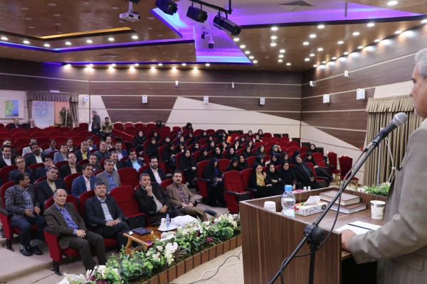 مدیر کل دانشجویی در اولین همایش تجلیل از سرپرستان شبانه روزی کشور در اصفهان:

تربیت دانشجویان در سراهای دانشجویی صورت می گیرد 2