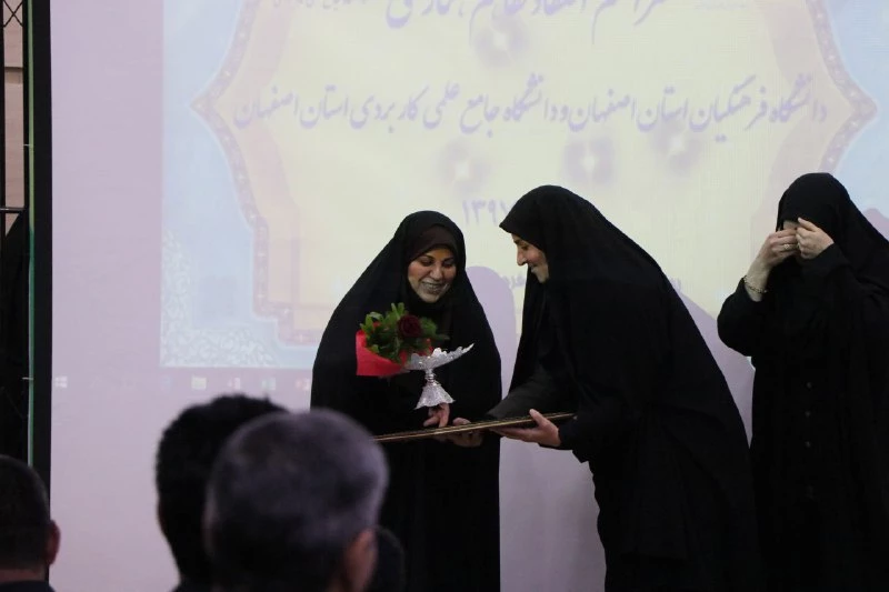 دکتر علی نژاد در اولین همایش تجلیل از سرپرستان شبانه روزی کشور در اصفهان:

وجود سرپرستان باتجربه در سراها می تواند نقش مشوق و الگو را در بین دانشجویان ایفا کند 2