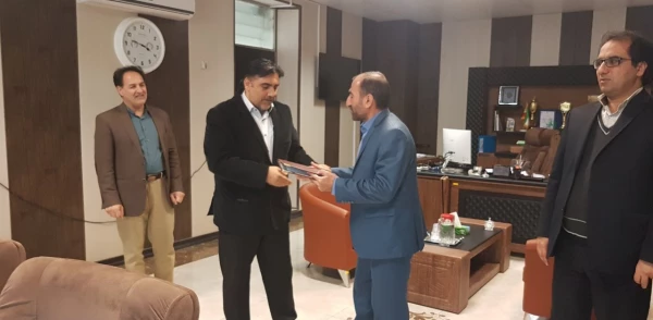 دکترمحمدی مدیرامورپردیس های استان کرمانشاه درمراسم تجلیل ازخانواده شهیددانشگاه فرهنگیان: شهدا و ایثارگران با رشادت و جانفشانی در راه حفظ و صیانت از انقلاب و نظام مقدس اسلامی، حق بزرگی به گردن همه ما دارند. 2