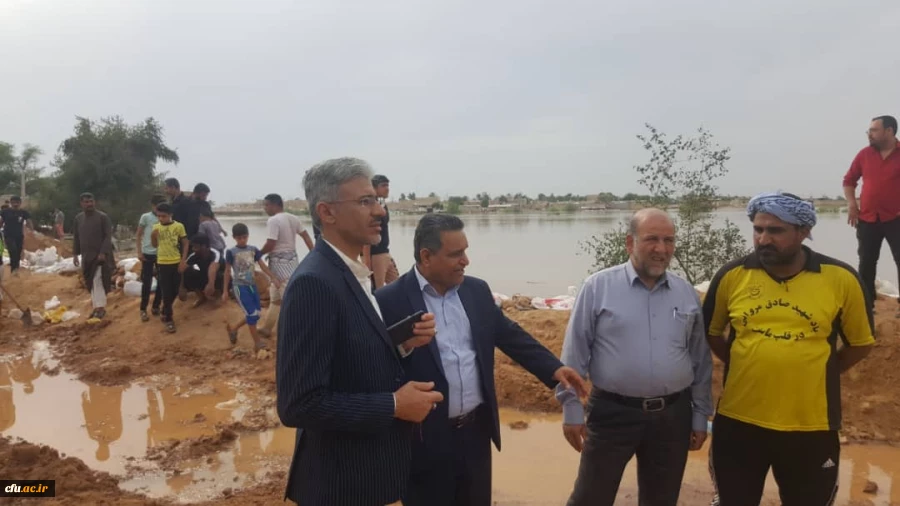 بازدید میدانی دکتر جرفی ، سرپرست مدیریت امور پردیس های استان خوزستان وهیأت همراه از سیل زدگان شهرستان حمیدیه